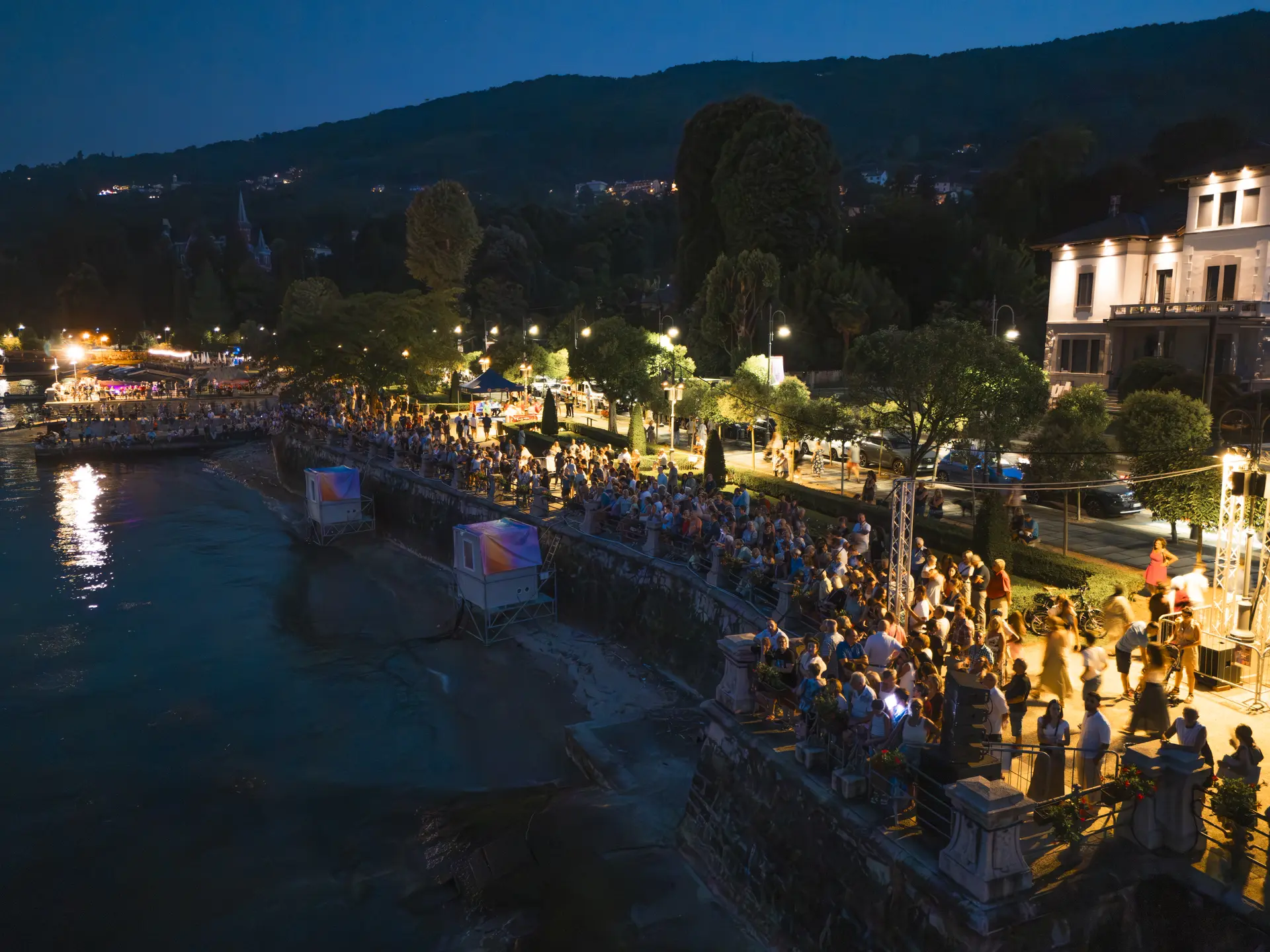 Popolazione in festa durante il festival "Feriolo & Baveno d'Incanto" sul lungolago di Baveno