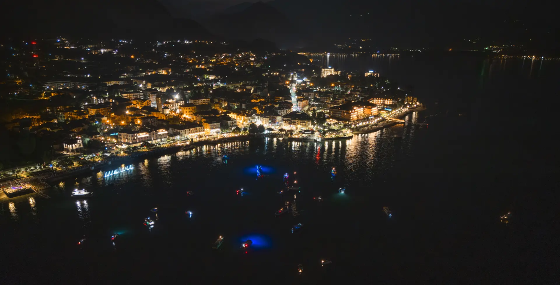 Vista dall'alto del lungolago di Baveno con luci e colori durante il festival "Feriolo & Baveno d'Incanto" a Baveno